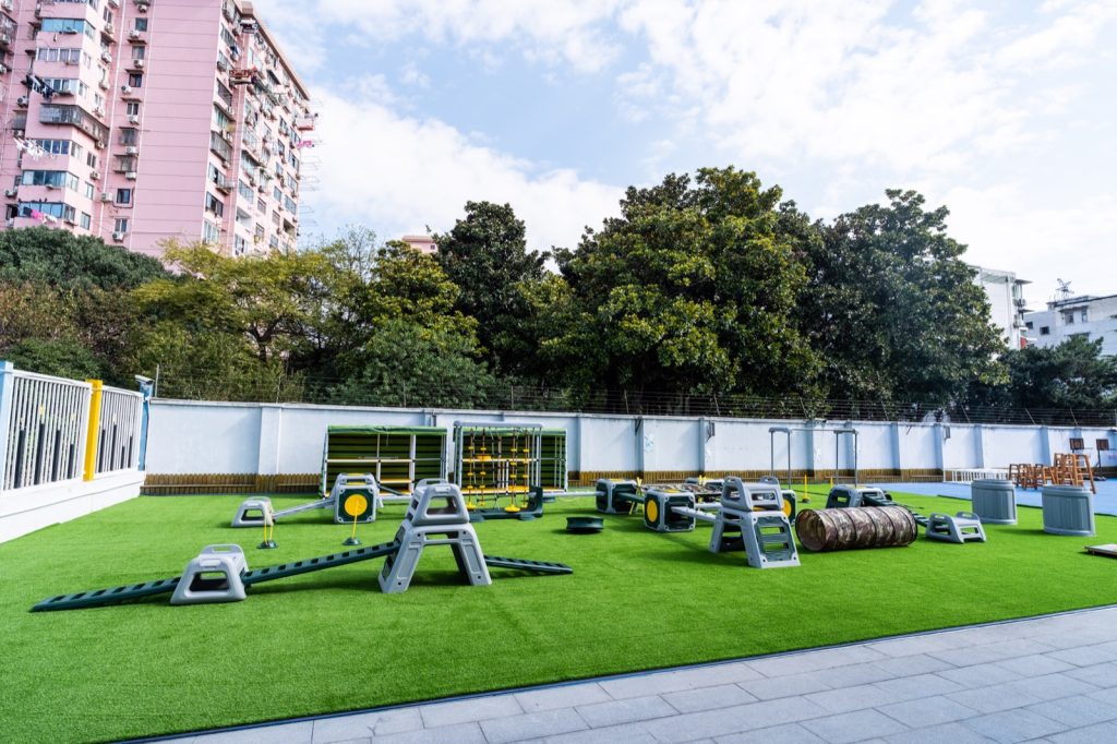 Modular outdoor fitness obstacle course for schools and parks - view 3